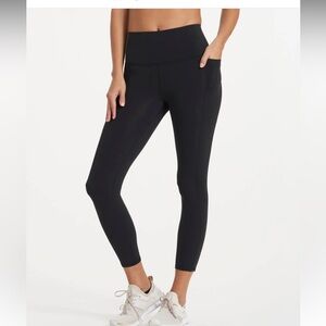 Vuori crop black legging with pocket. bought for pregnancy only worn a few times